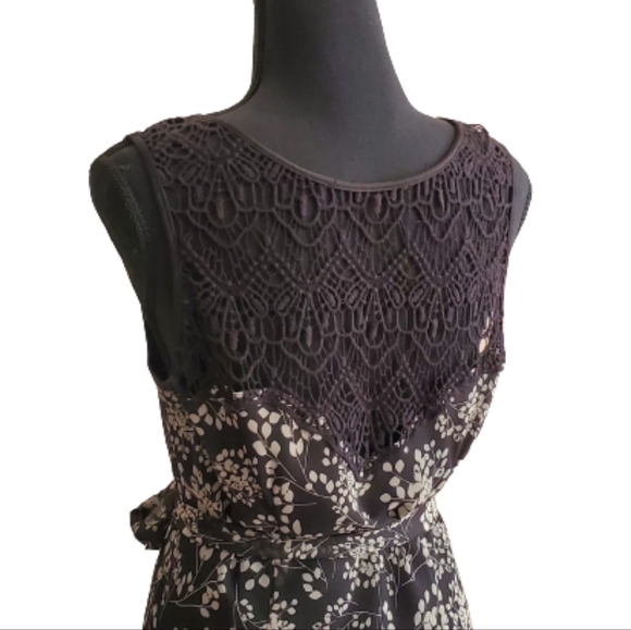 BLACK AND WHITE FLORAL FLOWY DRESS, LACE ON BACK ( SIZE 8 ) - Picture 6 of 9